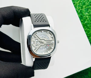 Classic Analog Men’s Wristwatch